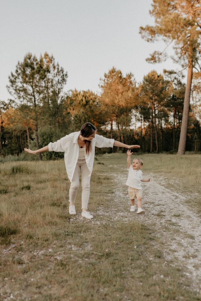 séance photo naturelle en famille en extérieur au Pian-Médoc par Emeline Mingot Photographe