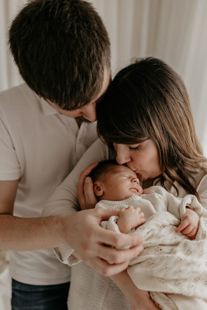 bébé séance naissance au studio en lumière naturelle au Pian-Médoc Bordeaux Gironde Emeline Mingot Photographe
