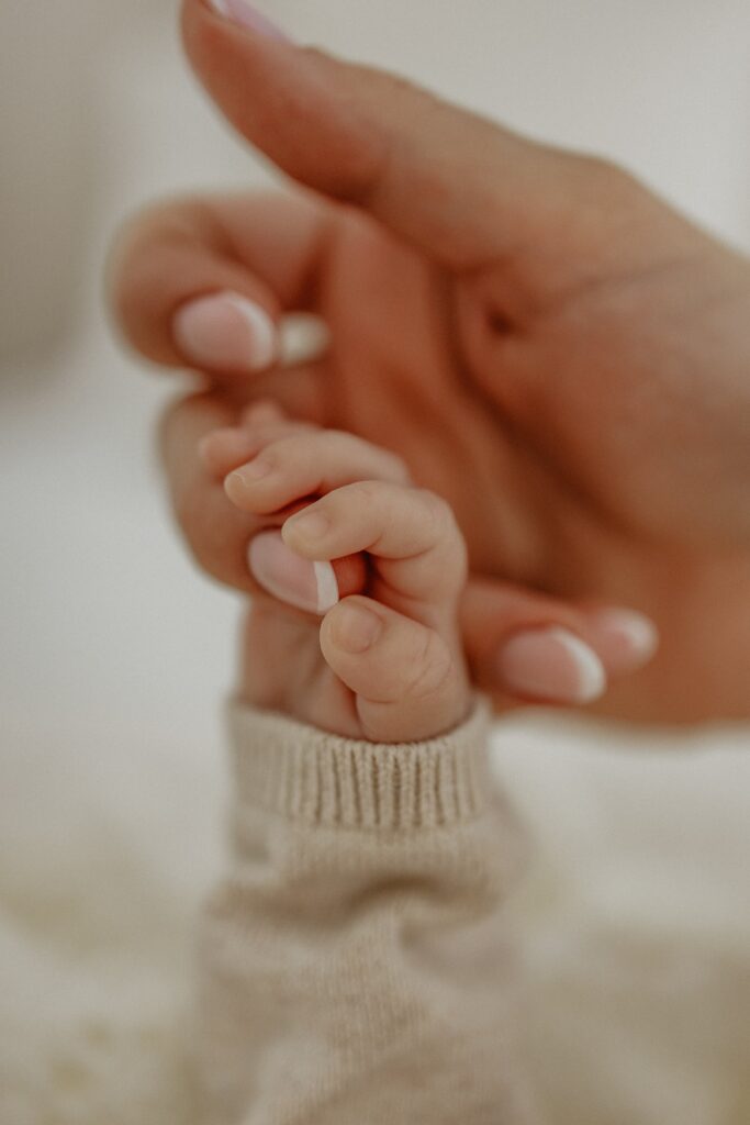 bébé séance naissance au studio en lumière naturelle au Pian-Médoc Bordeaux Gironde Emeline Mingot Photographe