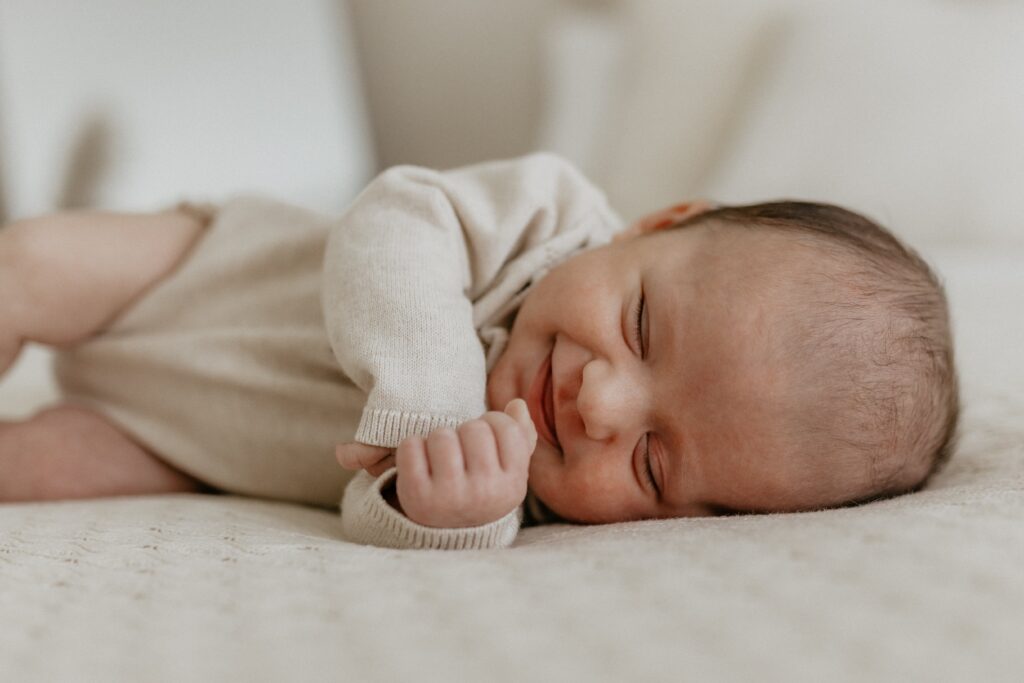 bébé séance naissance au studio en lumière naturelle au Pian-Médoc Bordeaux Gironde Emeline Mingot Photographe