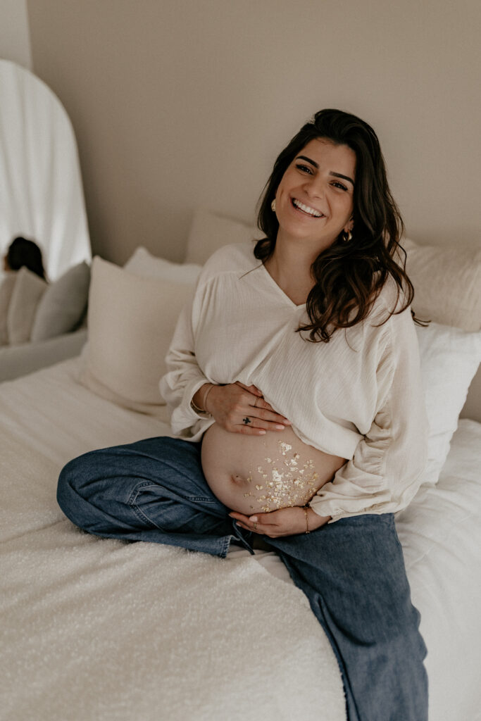 Future maman en robe fluide – séance maternité studio Bordeaux